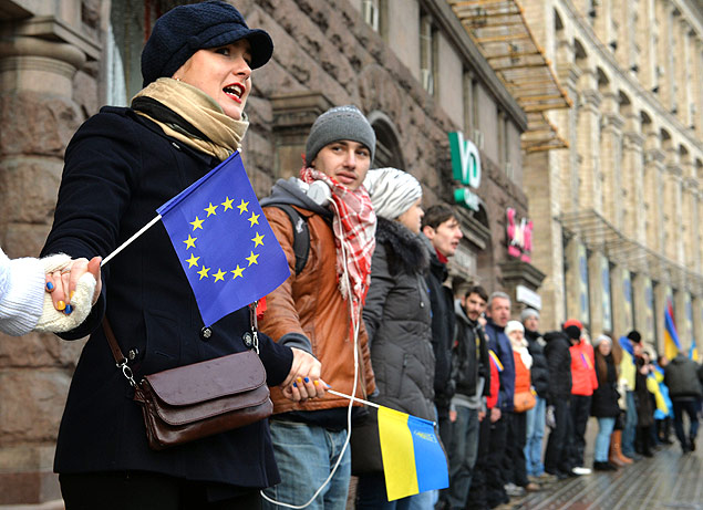 Estudantes ucranianos criam corrente humana em praa em Kiev para simbolizar a unio do pas com a Unio Europeia
