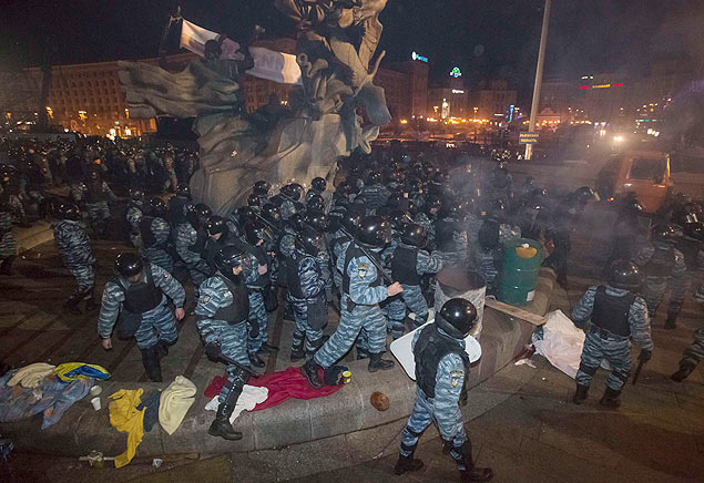 Polcia dispersa protesto pr-UE em praa de Kiev, na Ucrnia; houve confronto, e dezenas de pessoas ficaram feridas