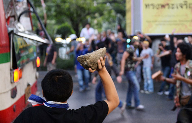 Oposicionista ataca manifestantes favorveis ao governo tailands com pedra perto de estdio da capital, Bancoc