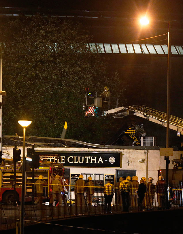 Equipes trabalharam para localizar, em meio aos escombros, as vtimas da queda de um helicptero sobre um bar, em Glasgow
