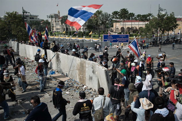 Manifestantes tailandeses contrrios  gesto da primeira-ministra Yingluck Shinawatra invadem sede do governo em Bancoc