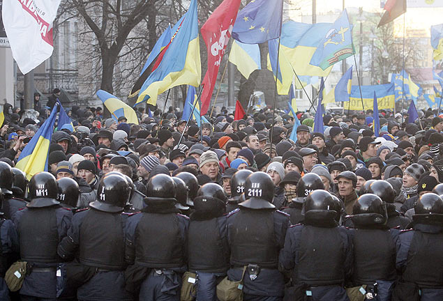Policiais fazem cordo de isolamento contra manifestantes que protestam contra o governo da Ucrnia por rejeitar acordo com a UE
