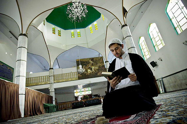Foto de 2011 mostra o paulistano Rodrigo Jalloul na mesquita do Brás, em São Paulo 