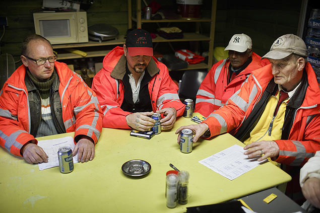 Alcolatras que trabalham para a prefeitura de Amsterd tomam cerveja durante almoo antes de voltar a limpar ruas