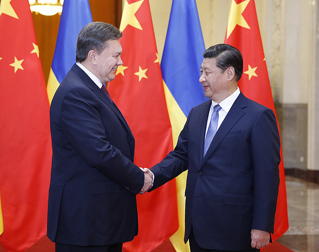 Presidente da Ucrnia, Viktor Yanukovych, se encontra com presidente da China, Xi Jinping, em visita ao pas