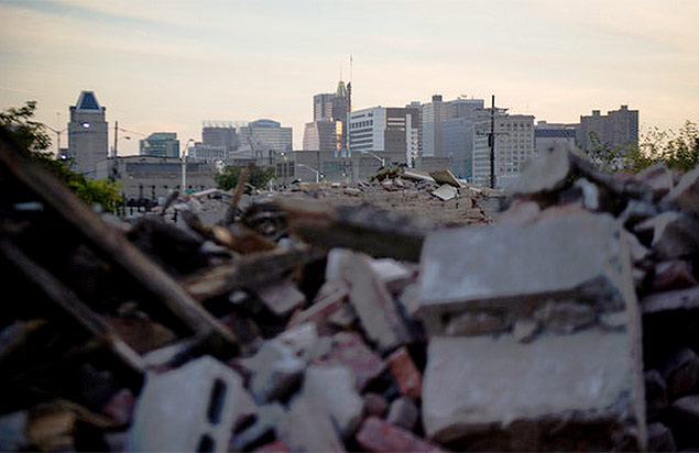 Casas demolidas na cidade de Baltimore; diminui populao de cidades dos Estados Unidos que foram polos industriais 