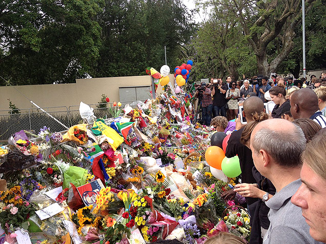 Flores e presentes depositados em frente  casa de Mandela, que virou ponto de homenagem dos sul-africanos ao lder negro