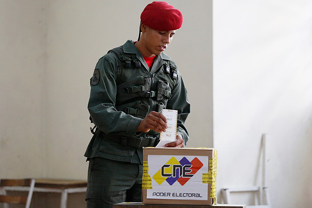 Soldado da guarda de honra presidencial vota nas eleies municipais, em Caracas