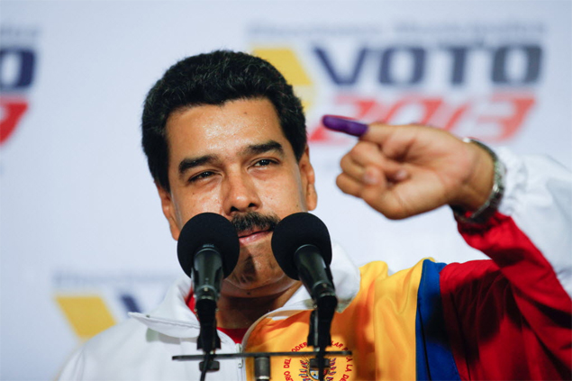Presidente da Venezuela, Nicols Maduro, mostra seu dedo pintado logo depois de votar na capital do pas, Caracas