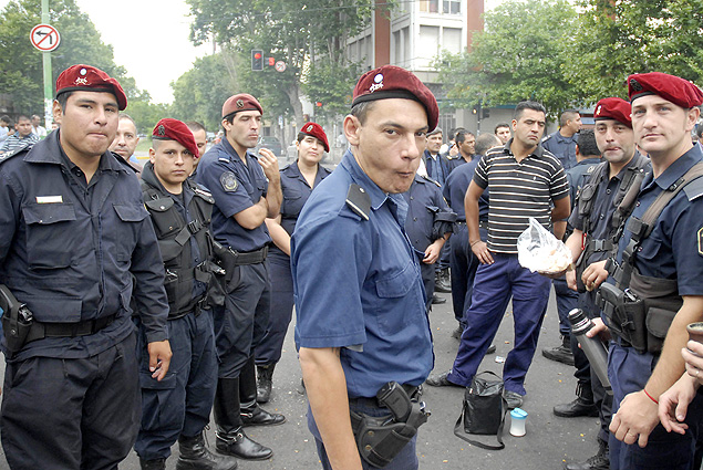 Policiais em greve bloqueiam rua em La Plata