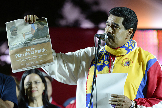 O presidente Nicolás Maduro exibe seu plano de governo, convertido em lei, em discurso logo após eleições municipais