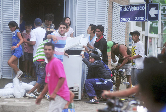 Pessoas saqueiam loja na Província de Tucumán, na segunda-feira (9)