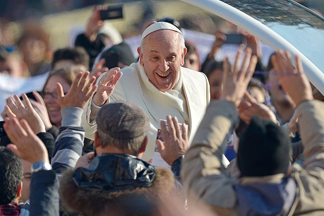Papa Francisco, escolhido personalidade do ano pela Time, saúda pessoas no Vaticano