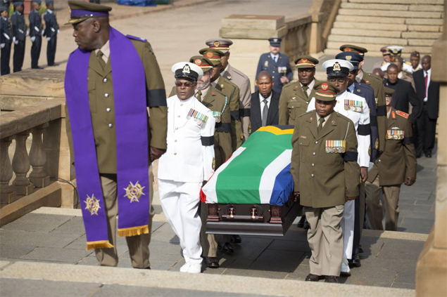 Caixo de Nelson Mandela  carregado por militares na sede do governo sul-africano, em Pretria, onde ser velado 