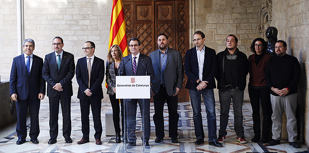 O presidente regional catalo, Artur Mas, anuncia referendo aps reunio do Parlamento catalo 
