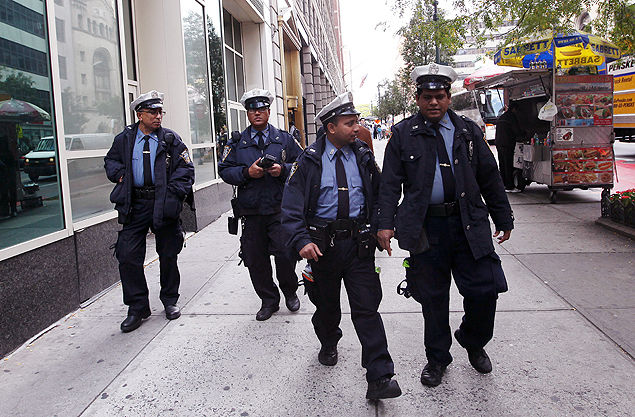 Grupo de agentes de trnsito, todos imigrantes de Bangladesh, na West 34th Street, em Manhattan (NY)