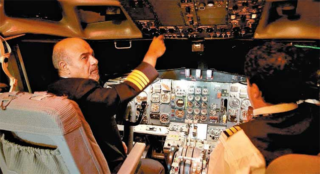 Shahbazi em um avio da Iran Air, em foto sem data; ele foi aposentado compulsoriamente 