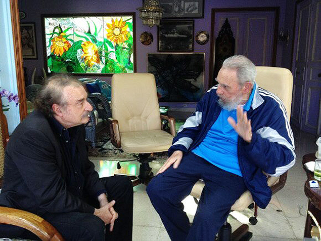 O ex-ditador cubano Fidel Castro conversa com o jornalista espanhol Ignacio Ramonet na sexta passada (13), em Havana