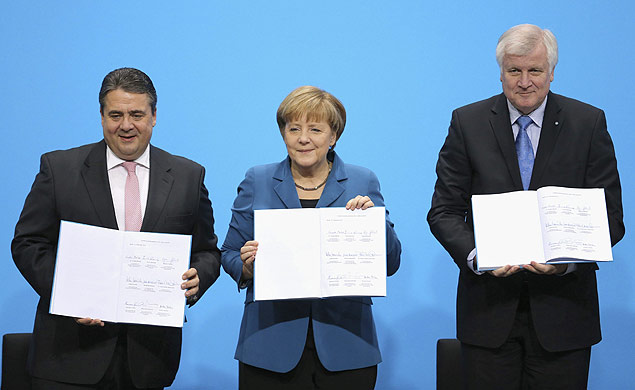 A chanceler alem, Angela Merkel, Sigmar Gabriel, lder do SPD, e Horst Seehofer, lder do CSU, posam aps assinar acordo 