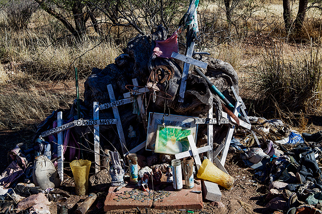 Santurio criado pelo grupo de ajuda humanitria No More Deaths com pertences encontrados no deserto