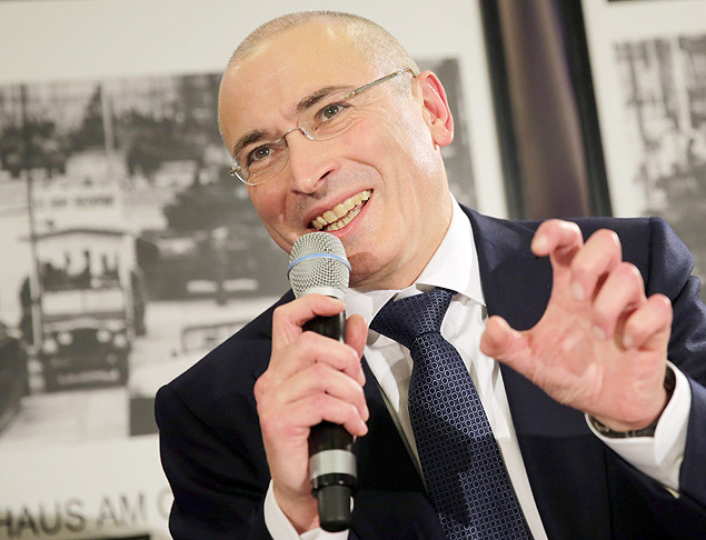 O opositor russo Mikhail Khodorkovsky durante entrevista coletiva concedida a jornalistas em Berlim