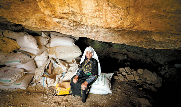 A beduna Sarah Nawajah, 70, em sua caverna, ao sul de Hebron, Cisjordnia, onde vive junto com os animais 