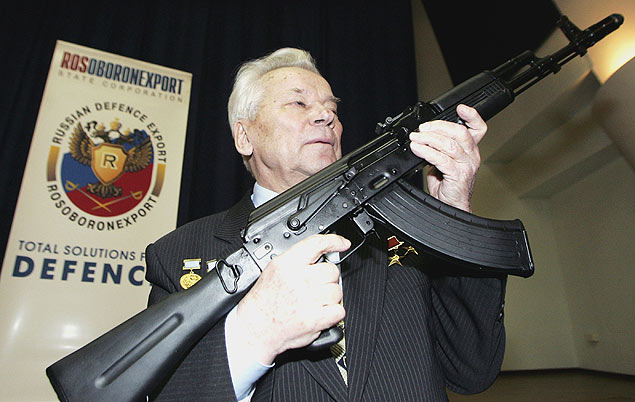 Mikhail Kalashnikov, o projetista do AK-47, a arma de fogo mais mortfera do mundo