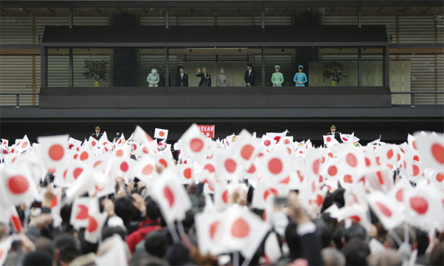 Japan's Emperor Akihito (3rd L) waves to well-wishers who gathered to celebrate the monarch's 80th birthday at the Imperial Palace in Tokyo December 23, 2013. With him are Empress Michiko (C), Crown Prince Naruhito (2nd L), Crown Princess Masako (L), Prince Akishino (3rd R), his wife Princess Kiko (2nd R) and his daughter Princess Mako. REUTERS/Yuya Shino (JAPAN - Tags: ROYALS ENTERTAINMENT) ORG XMIT: TOK305
