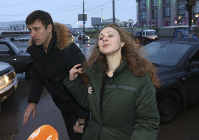 Maria Alyokhina, integrante do grupo musical Pussy Riot,  libertada de priso, beneficiada por anistia do governo russo