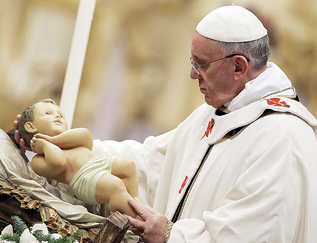 O papa Francisco carrega uma imagem do Menino Jesus durante a Missa do Galo, na basílica de São Pedro, no Vaticano
