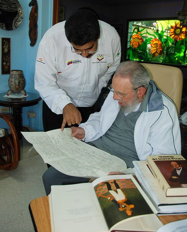 O presidente venezuelano, Nicols Maduro, e o ex-ditador cubano Fidel Castro observam um mapa em encontro em Havana