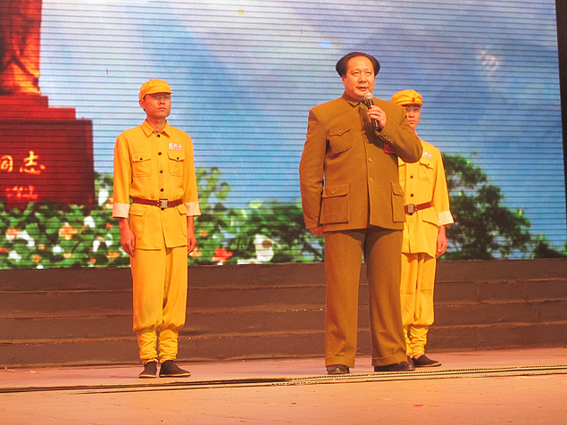 O ator Yang Huiming, durante apresentao no teatro de Shaoshan, cidade natal do lder chins Mao Tse-tung