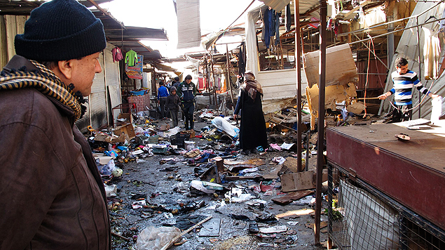 Homem observa destruio deixada por exploso em mercado no bairro de Dora, em Bagd 