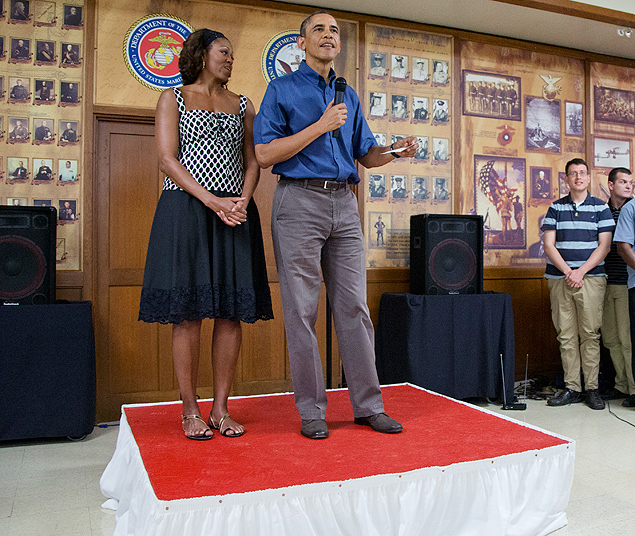 Em férias, o presidente dos EUA, Barack Obama, e a mulher, Michelle, falam a militares estacionados em uma base no Havaí 