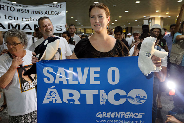 Ana Paula Maciel, 31, chega com faixa de protesto contra a explorao de petrleo no rtico ao aeroporto de Porto Alegre (RS)