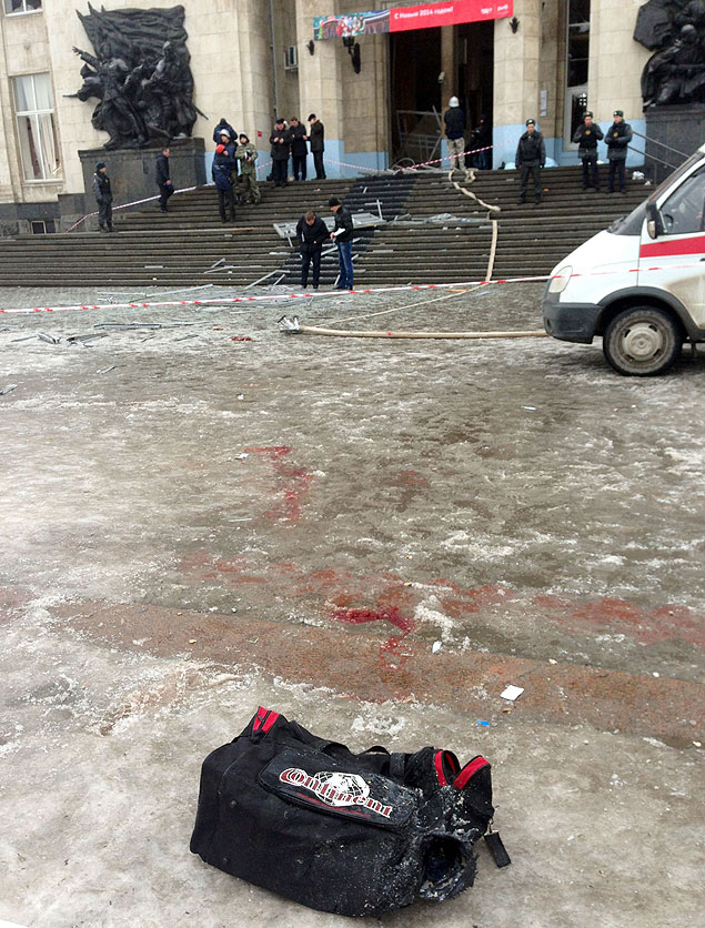 Bombeiros verificam os danos causados pela exploso de uma mulher-bomba em Volgogrado, na Rssia