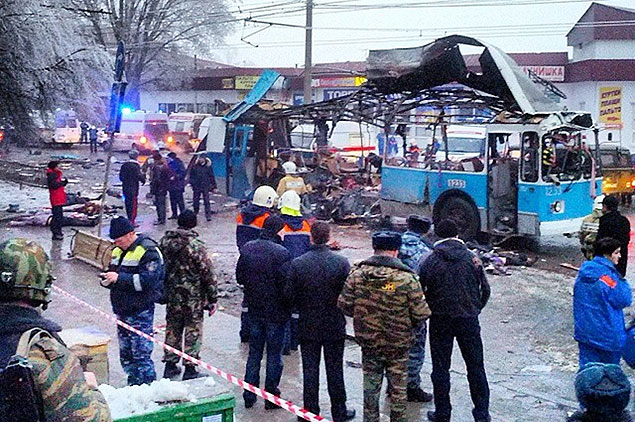 Serviços de emergência trabalham após a explosão de um ônibus em Volgogrado