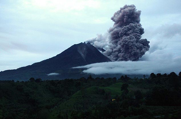 Coluna de fumaa e poeira  expulsa durante erupo do vulco Monte Sinabung, na ilha de Sumatra, na Indonsia, nesta tera