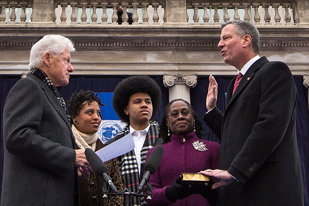 Bill de Blasio faz juramento em frente ao ex-presidente americano Bill Clinton em frente  prefeitura de Nova York