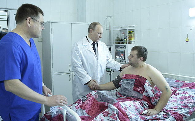 Putin cumprimenta paciente de hospital ferido em ataque em Volgogrado; presidente russo disse que atentados so indefensveis