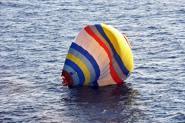 Imagem divulgada pela Guarda Costeira do Japo mostra balo de chins que errou a aterrissagem nas ilhas disputadas