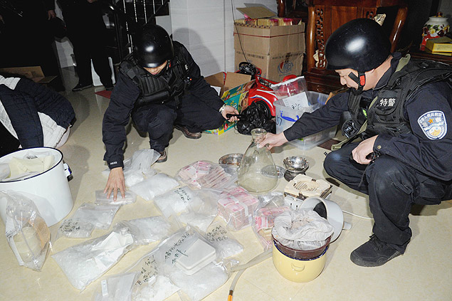 Policiais examinam a metanfetamina apreendida em operao no sul da China