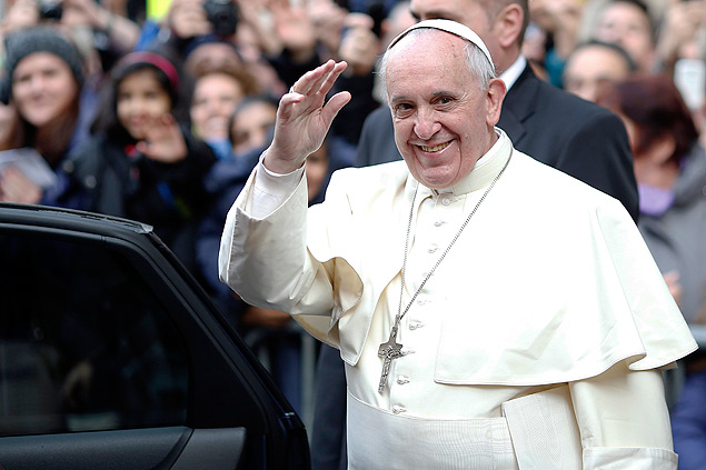 O papa Francisco acena para o público ao deixar uma igreja em Roma na sexta (3)