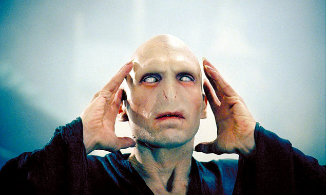 Ralph Fiennes como Voldemort, o inimigo de Harry Potter