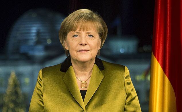 Angela Merkel, durante discurso de Ano Novo; chanceler alem sofre acidente de esqui e cancela agenda oficial por trs semanas