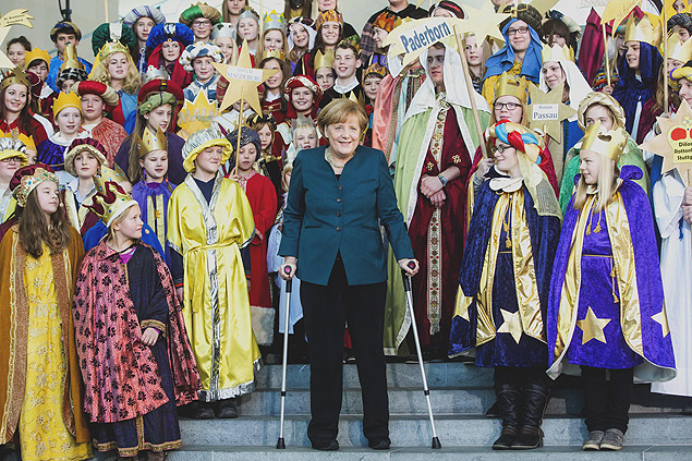 De muletas, a chanceler alem, Angela Merkel, volta ao trabalho aps sofrer um acidente de esqui na Sua no Natal
