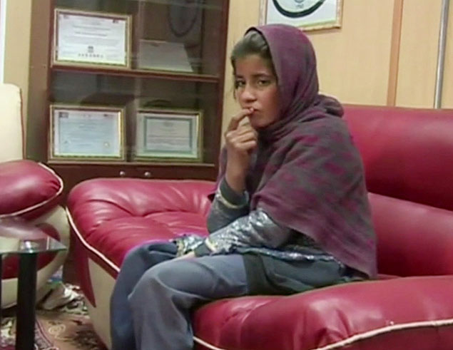 Menina afegã de apenas dez anos conta que seu próprio irmão trouxe o colete de bombas que ela teria que usar ataque; clique e assista ao vídeo