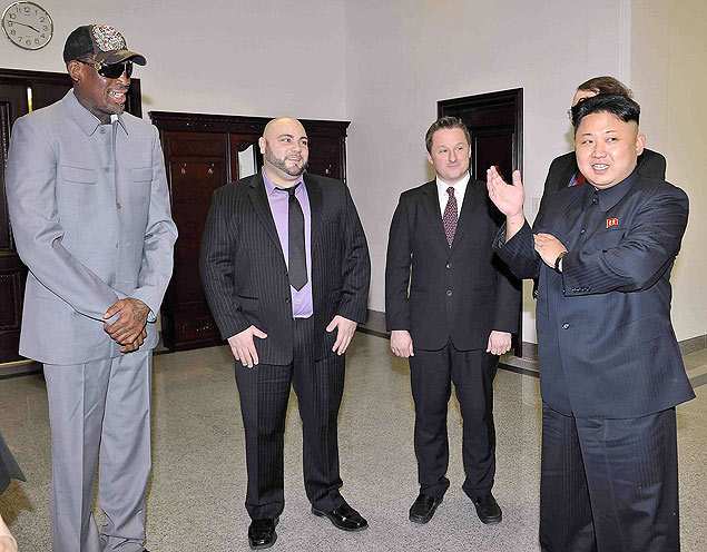Foto da agncia de notcias norte-coreana KCNA mostra encontro de Dennis Rodman com ditador Kim Jong-un aps jogo de basquete em Pyongyang
