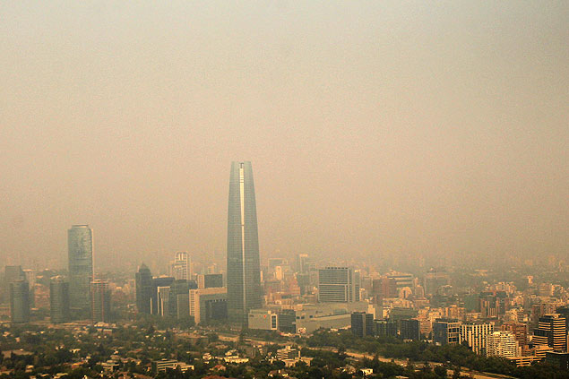 Grande nuvem de fuma�a provocada por inc�ndios florestais cobre Santiago, no Chile; presidente decreta alerta sanit�rio