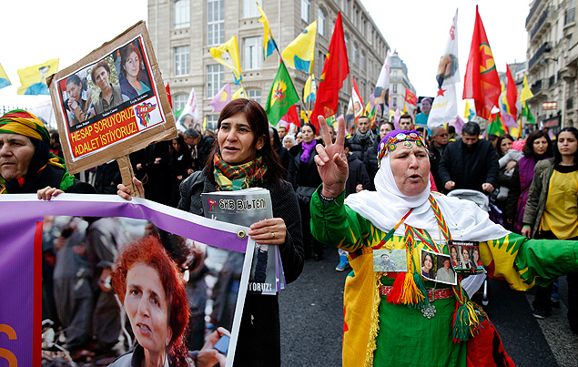 Manifestantes pr-curdos caminham pelas ruas de Paris para marcar aniversrio de assassinato de ativistas